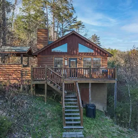 Secluded Cabin Near Smoky Mountains. Hot Tub! Honeymoon!
